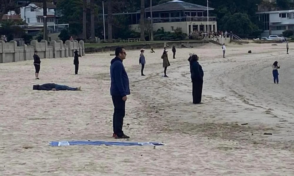 «Παράξενη» φωτογραφία που δείχνει ανθρώπους ίδια ντυμένους και ακίνητους σε παραλία, φρίκαρε τους κατοίκους